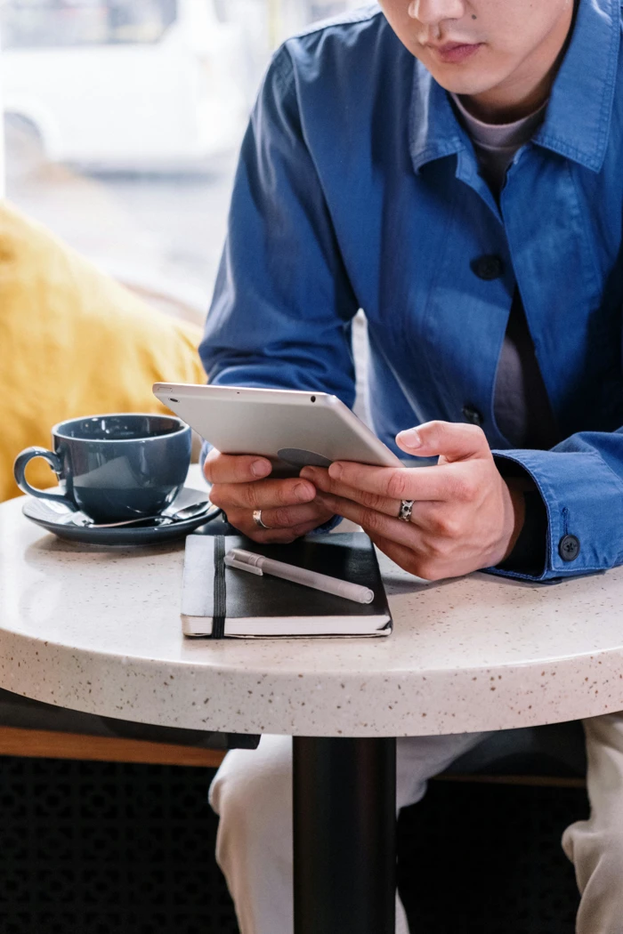 Mann Liest Tablet
