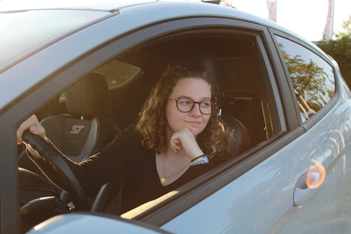 Frau Im Auto Nachdenklich